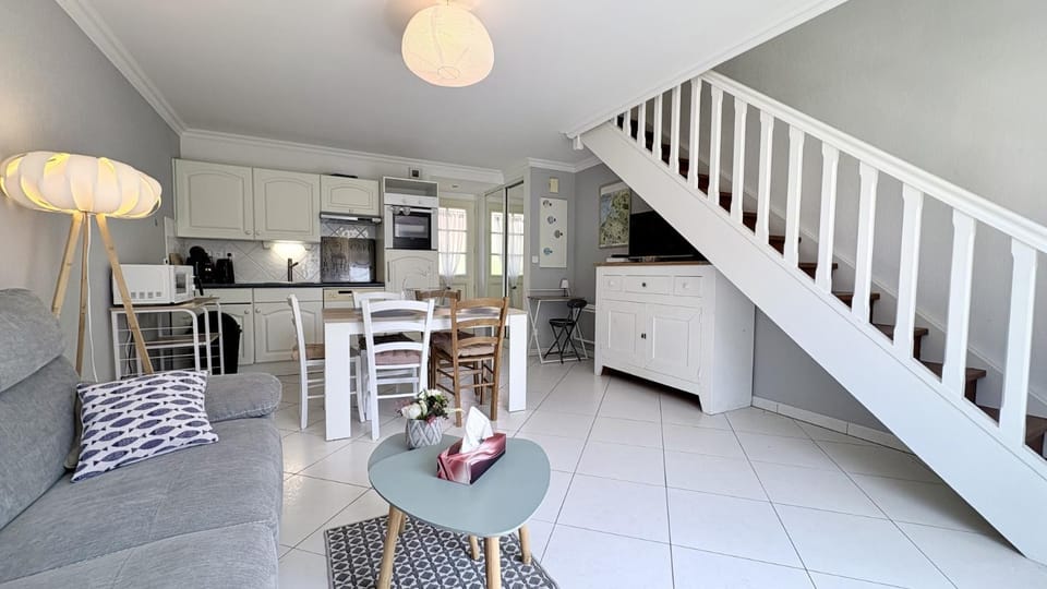 Kitchen or kitchenette, Living room, Seating area, Dining area, stove