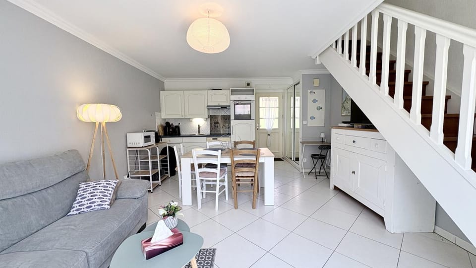 Kitchen or kitchenette, Living room, Seating area, Dining area, oven