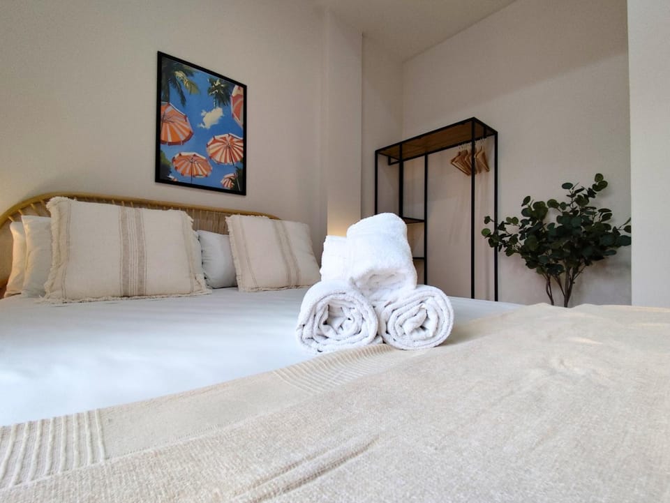 Bed, Photo of the whole room, Bedroom, towels