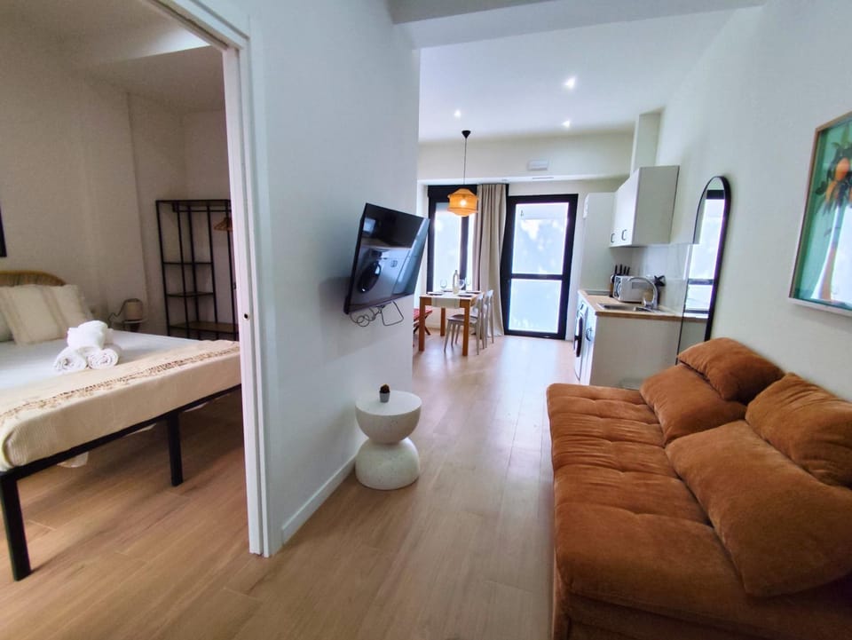 TV and multimedia, Living room, Photo of the whole room, Seating area, Bedroom
