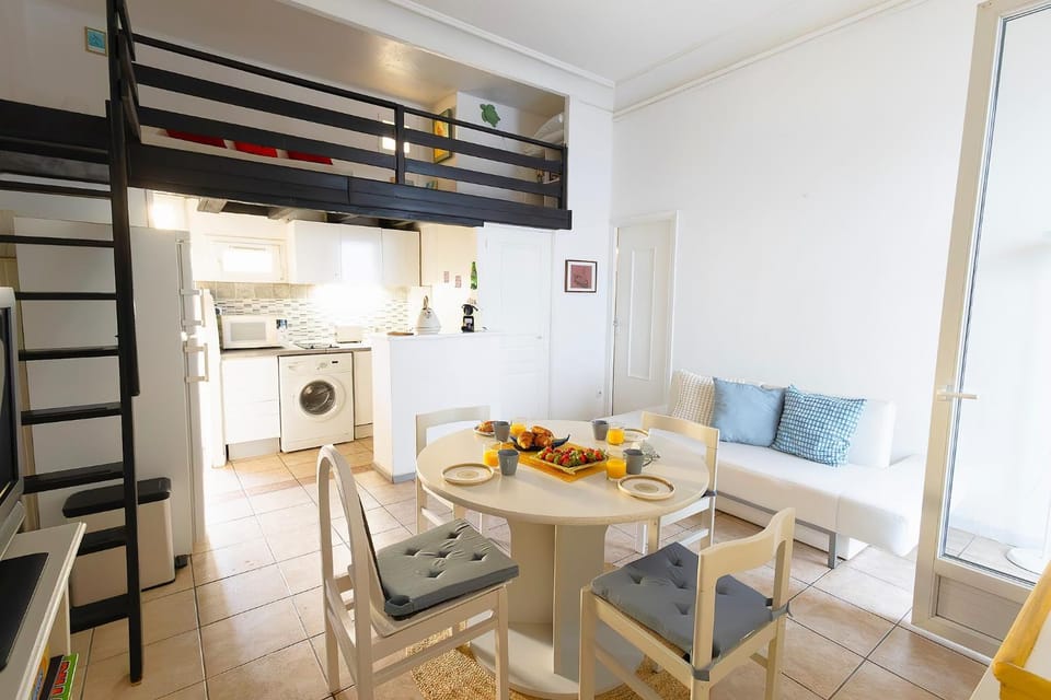 Living room, Lounge or bar, Food and drinks, Seating area, Dining area, stove, washing machine