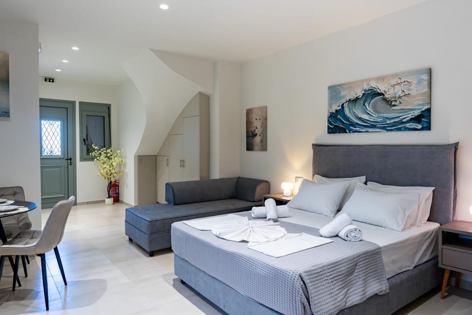 Bed, Photo of the whole room, Seating area, Dining area