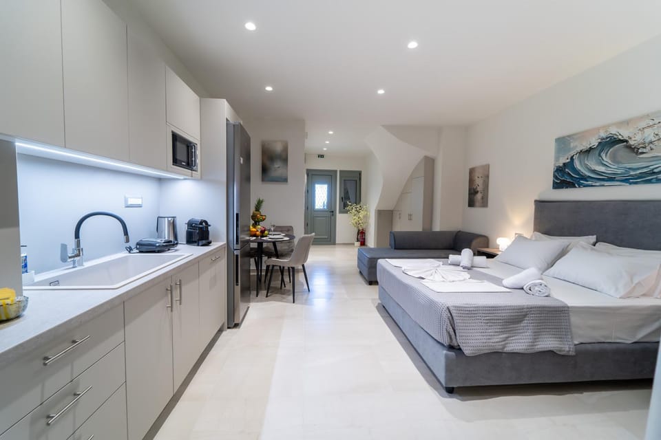 Bed, Photo of the whole room, Seating area, Dining area, kitchen