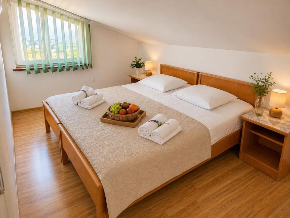 Bed, Photo of the whole room, Bedroom, Food, towels
