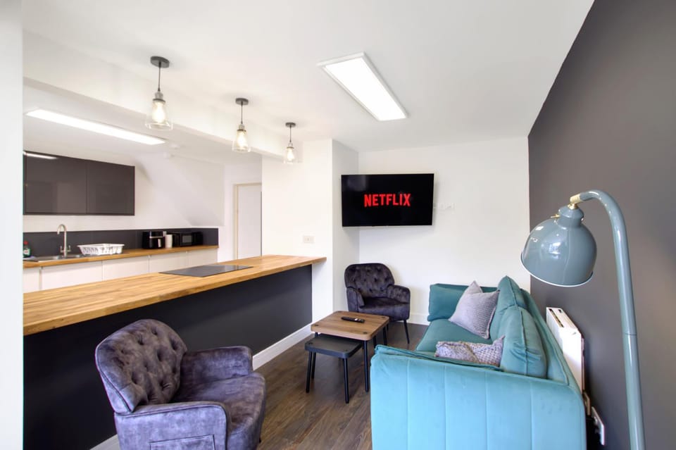 Communal lounge/ TV room, TV and multimedia, Living room, Seating area, Evening entertainment