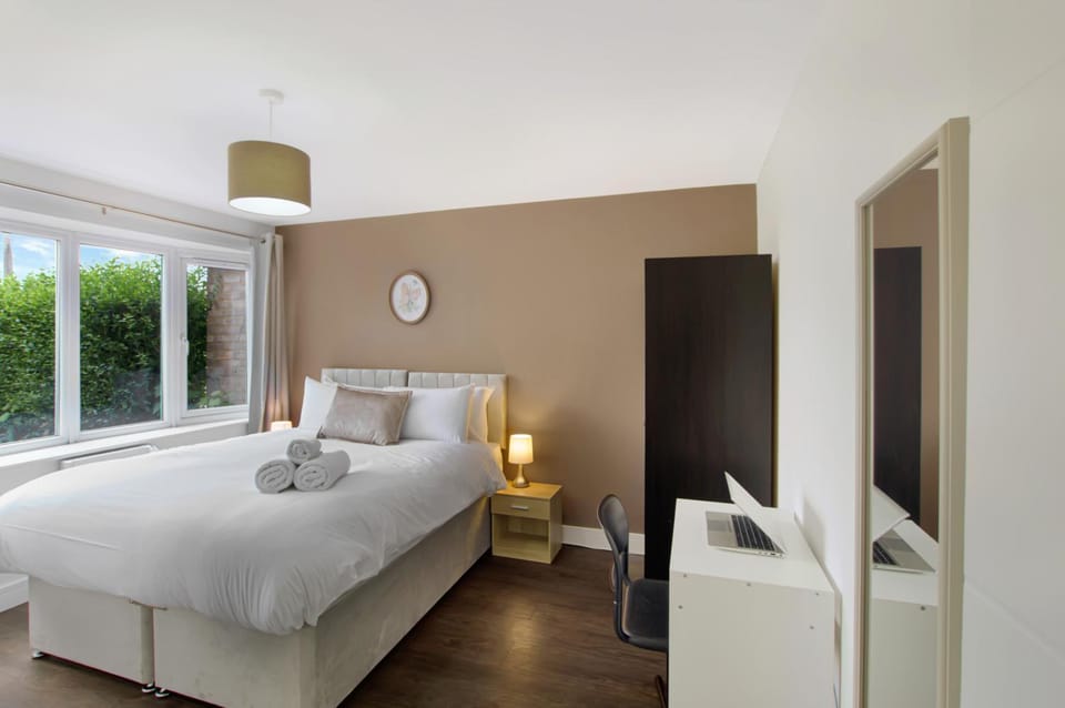 Bed, Photo of the whole room, Bedroom, towels