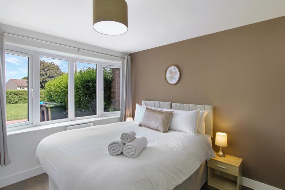 Bed, Photo of the whole room, Bedroom, towels