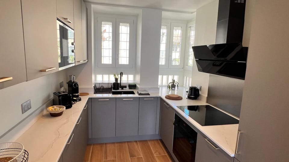 Coffee/tea facilities, Kitchen or kitchenette, dishwasher, stove, toaster