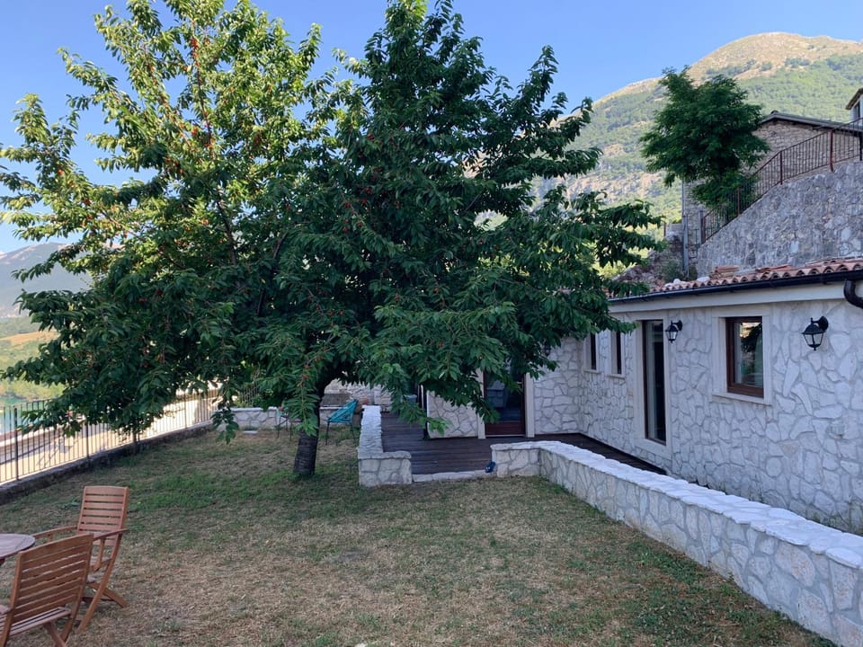 Il giardino di Lallo House in Abruzzo