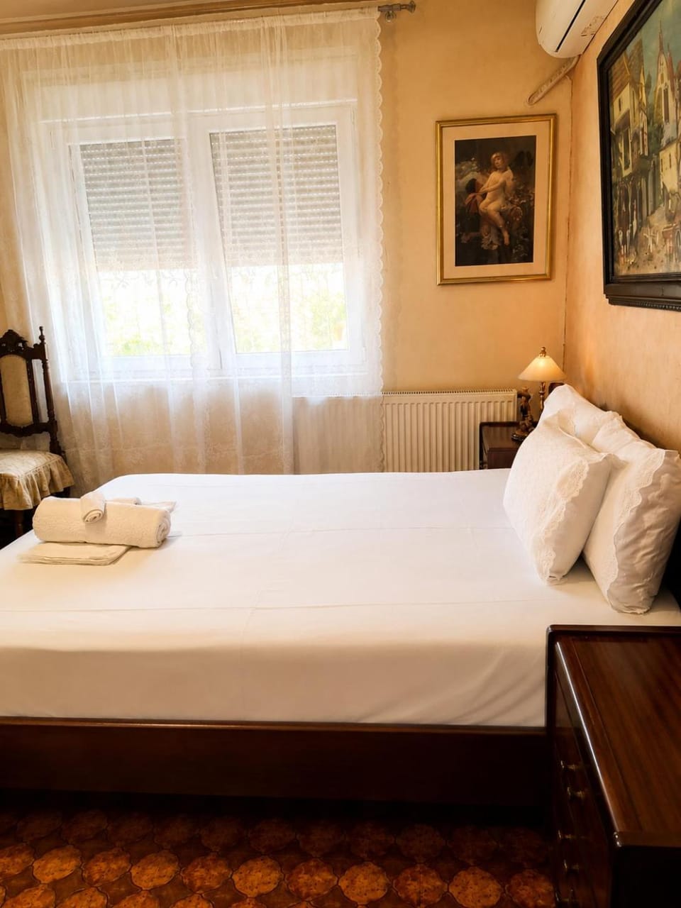 Bed, Bedroom, towels