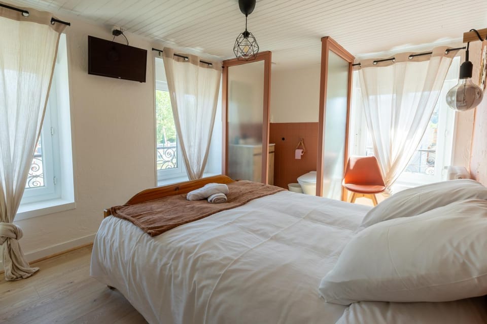Bed, TV and multimedia, towels