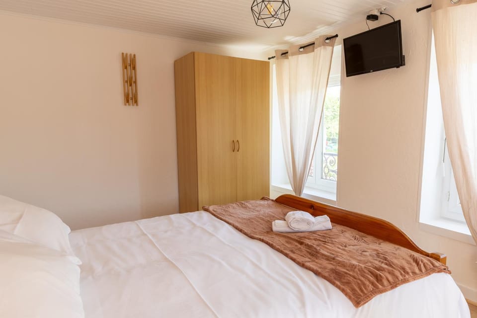 Bed, TV and multimedia, towels, wardrobe