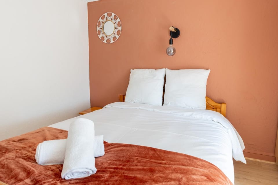 Bed, towels