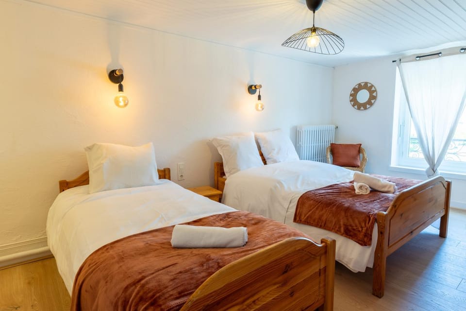Bed, towels
