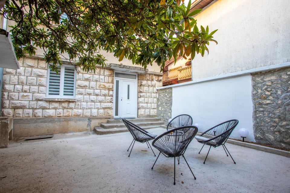 Property building, Seating area