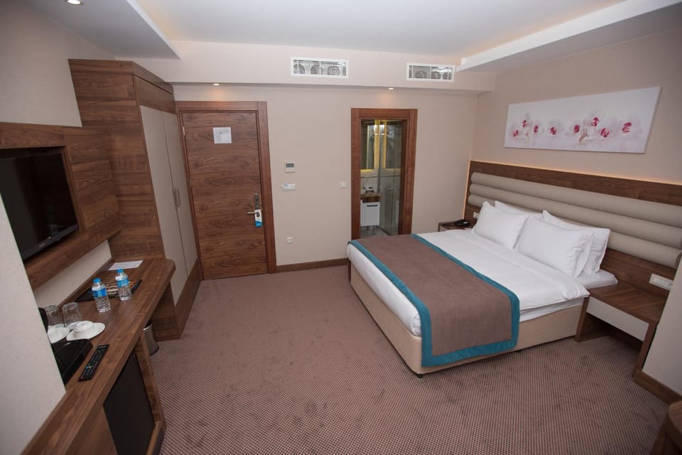 Bed, Photo of the whole room, Decorative detail, Family