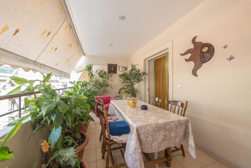 Athenian Harmony - Spacious Apt near Metro Apartment in Athens