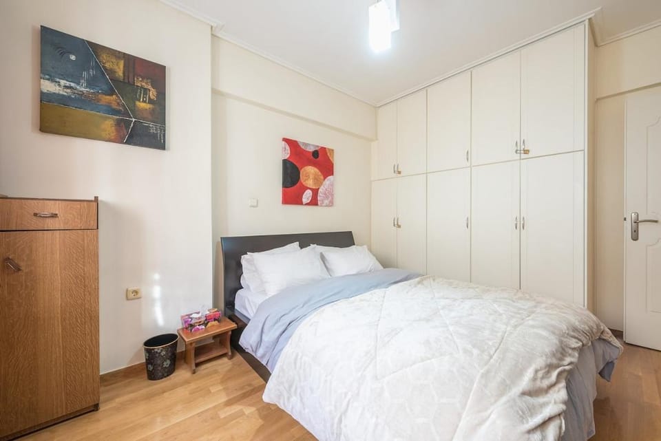 Athenian Harmony - Spacious Apt near Metro Apartment in Athens