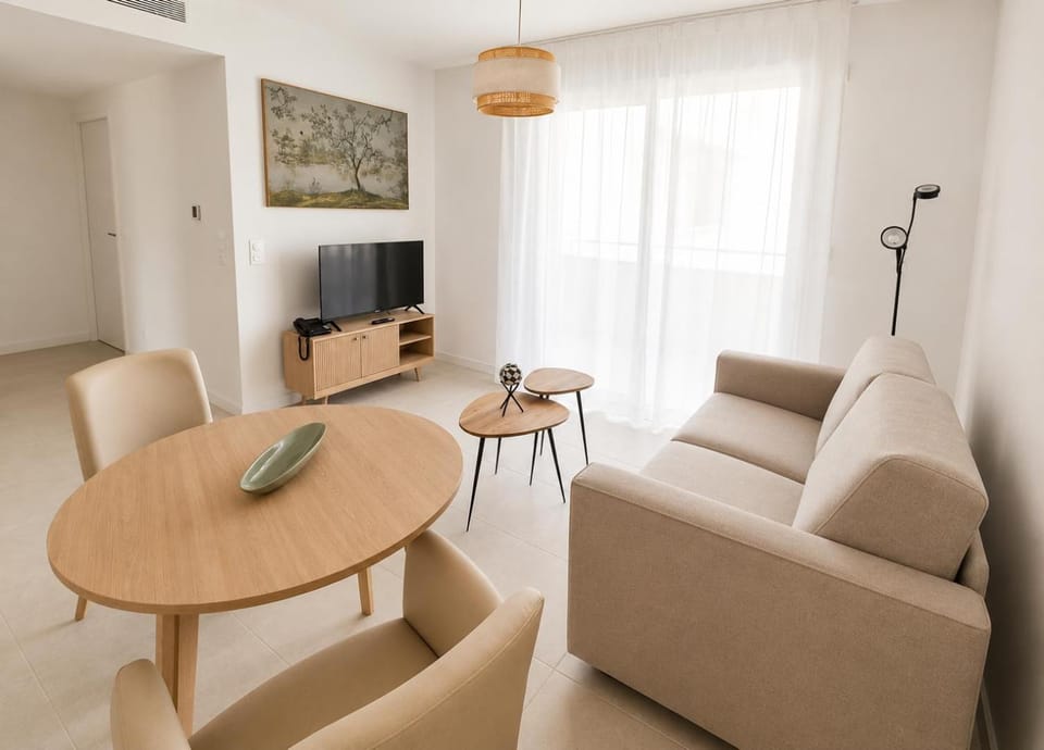 TV and multimedia, Living room, Seating area, Dining area
