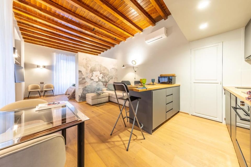 Downtown luxury Sleeps 4, Crocetta, 8 min from the Duomo Apartment in Milan