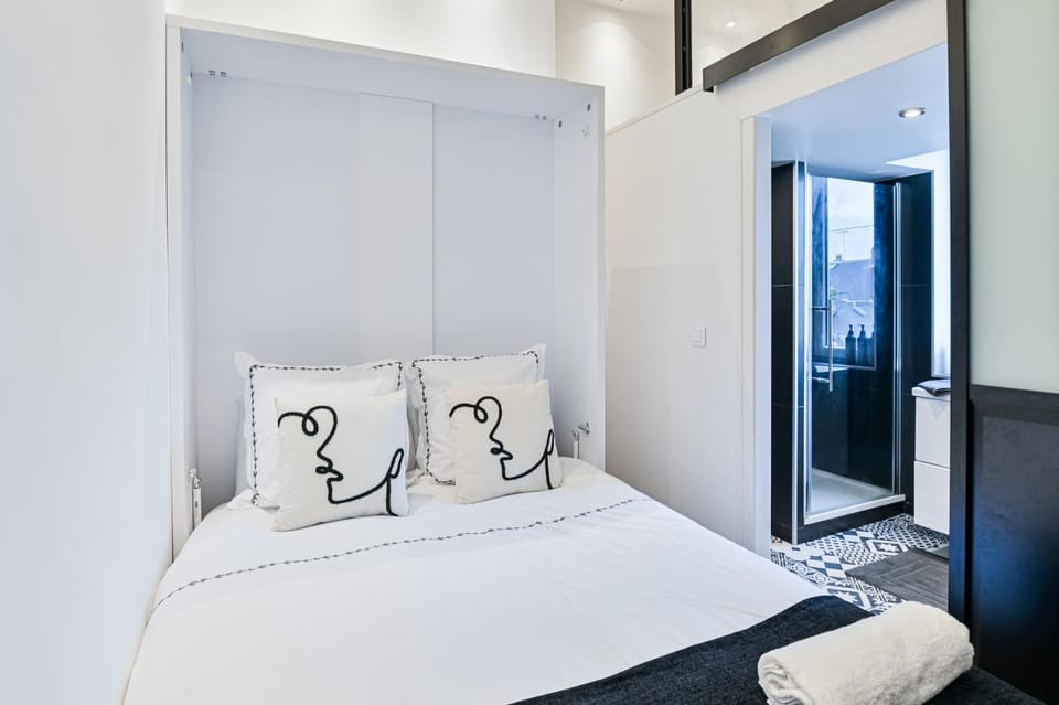 Bed, Photo of the whole room, Bedroom