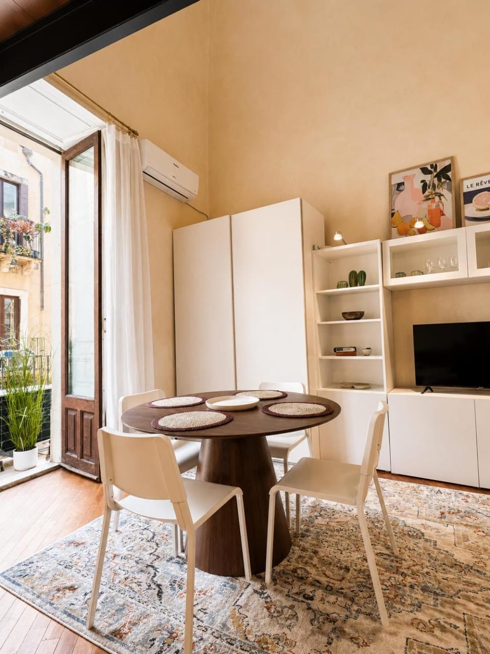 Living room, Dining area, air conditioner