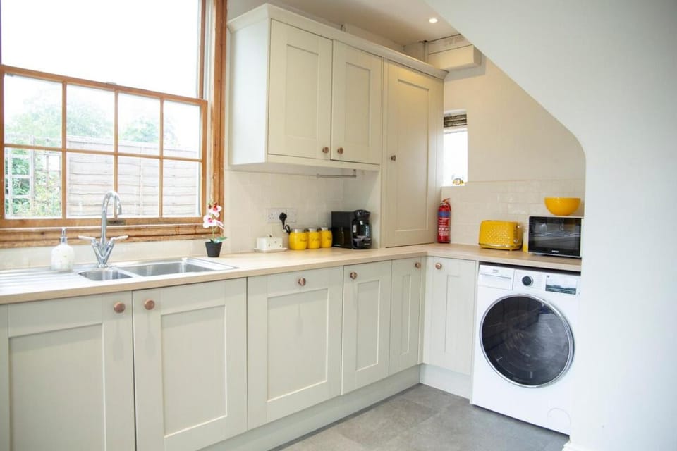 Honey pot house by Sheppey Stays - Charming 3-Bedroom Maidstone Cottage - Parking for 3 Vehicles - Garden - Ideal for Families & Contractors House in Maidstone
