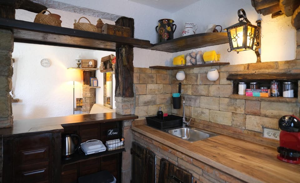 Coffee/tea facilities, Kitchen or kitchenette, Decorative detail, heating, internet, kitchen