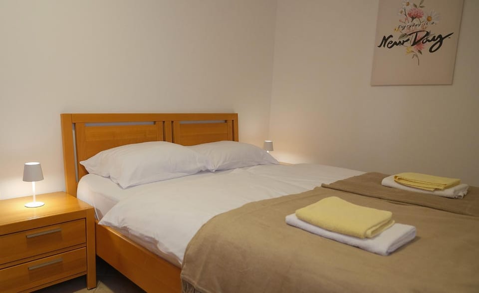 Decorative detail, Bedroom, heating, internet, towels