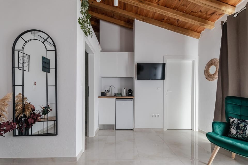 TV and multimedia, Kitchen or kitchenette, Living room, Seating area