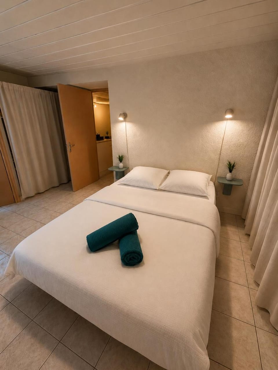 Bed, Kitchen or kitchenette, Photo of the whole room, Bedroom, towels