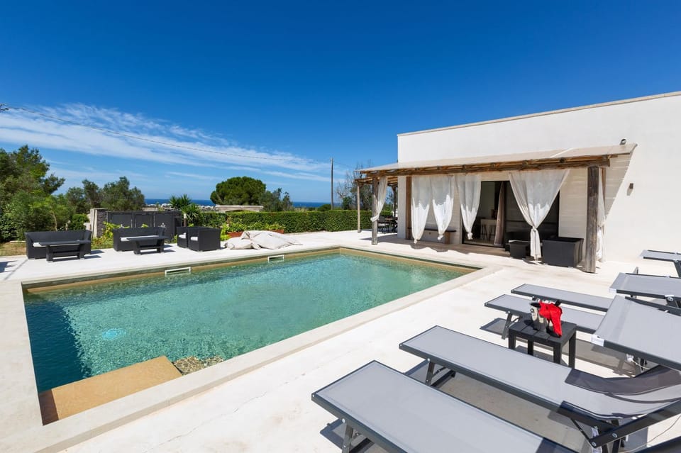Patio, Day, Swimming pool, sunbed