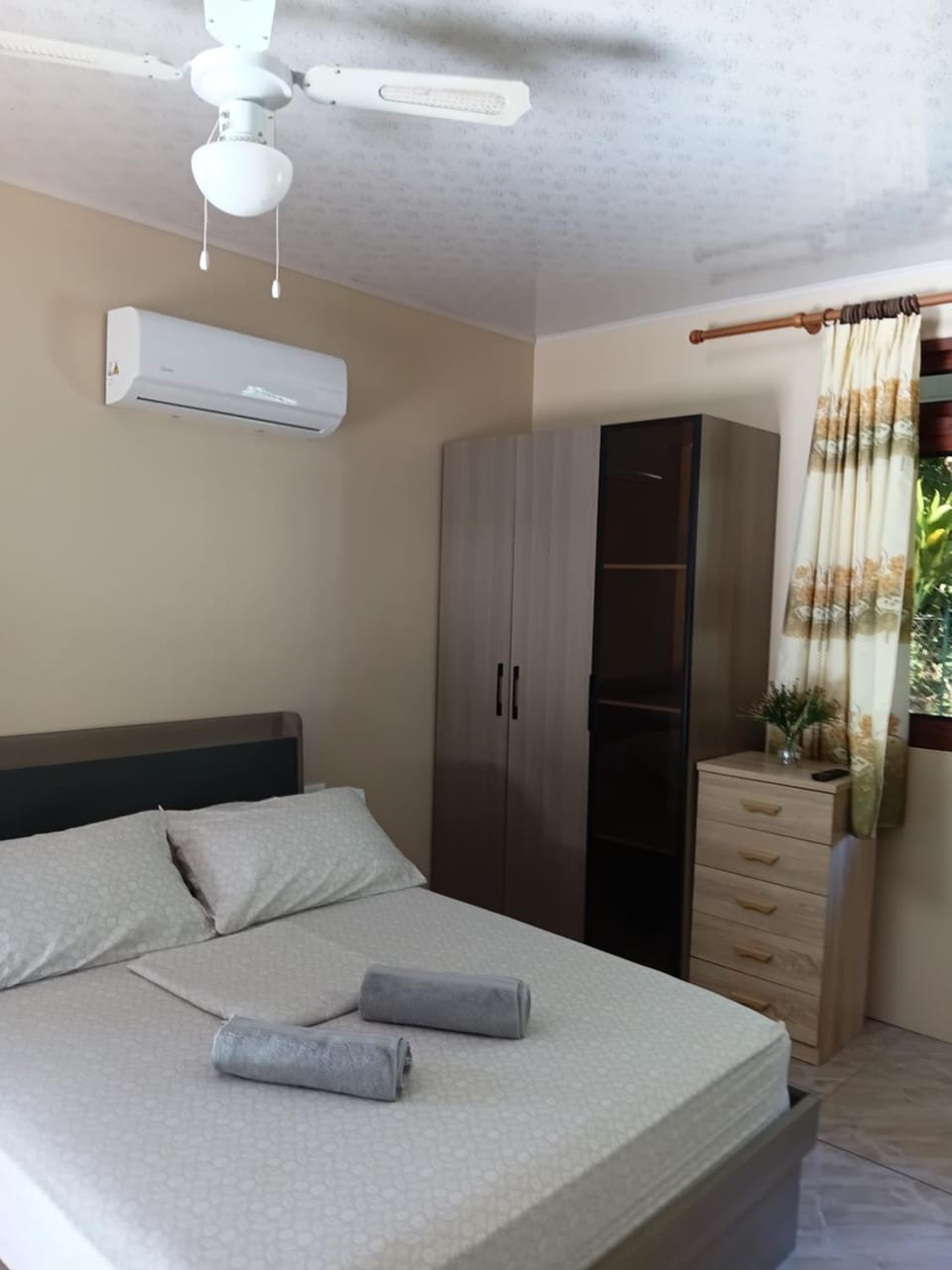 Photo of the whole room, air conditioner