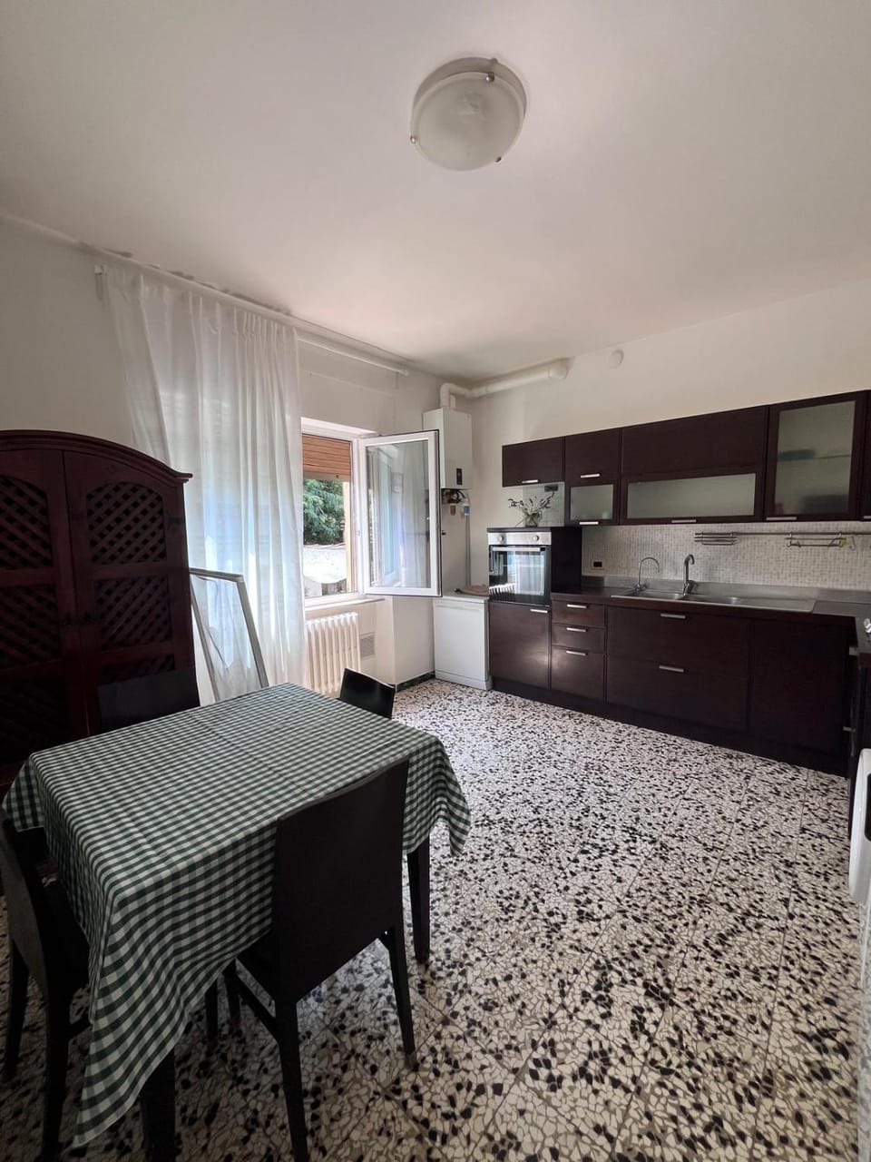 Kitchen or kitchenette, Dining area, stove