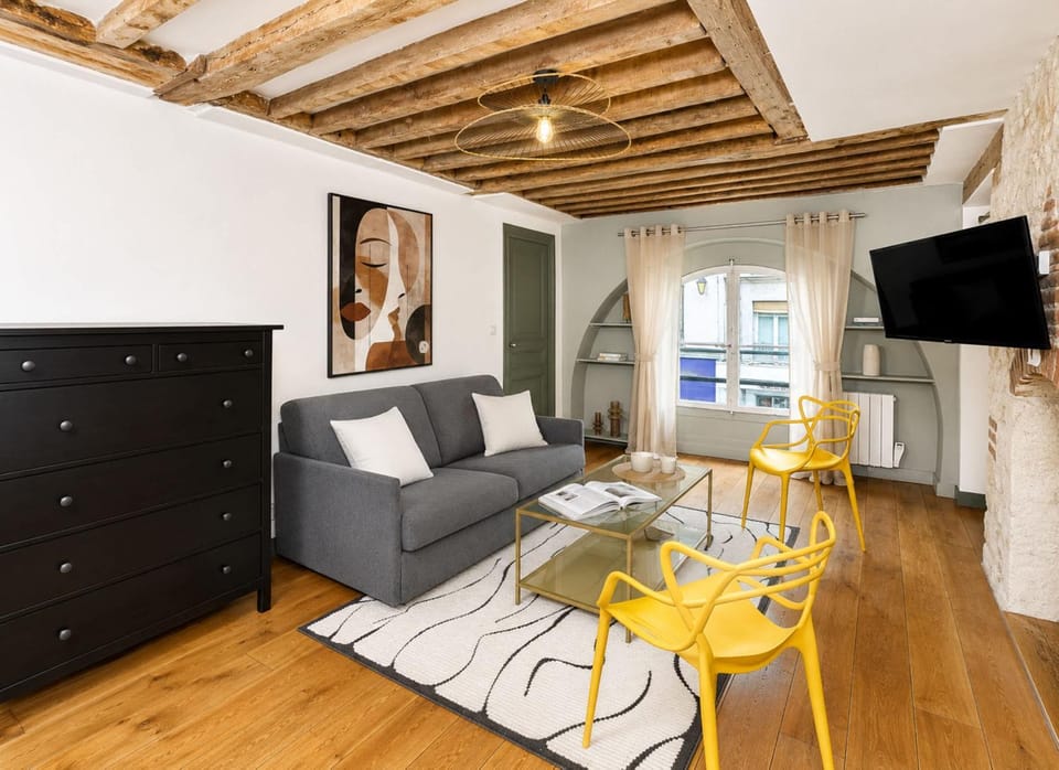 Communal lounge/ TV room, TV and multimedia, Living room, Seating area, Dining area