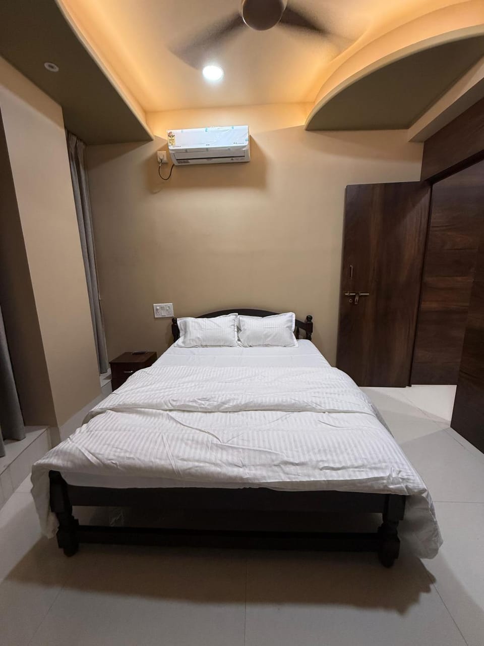 Bed, Photo of the whole room, Bedroom, air conditioner