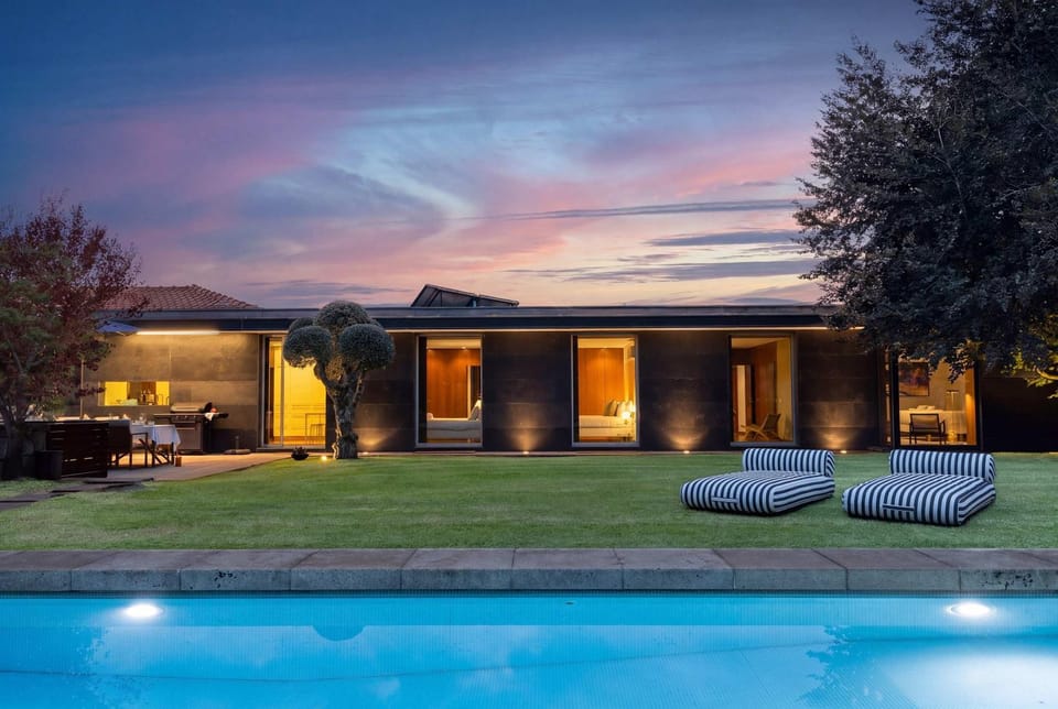 Property building, Garden, Swimming pool, sunbed