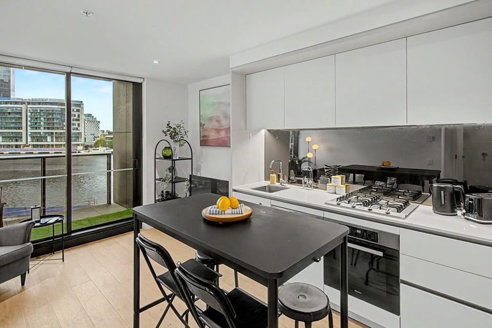 Coffee/tea facilities, Dining area, oven, stove, kitchen