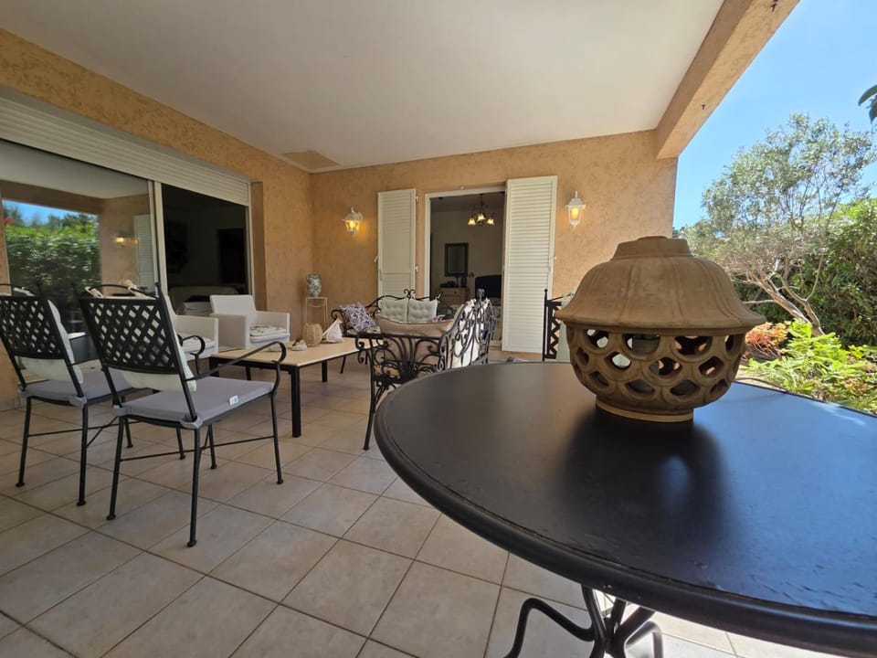 Patio, Seating area