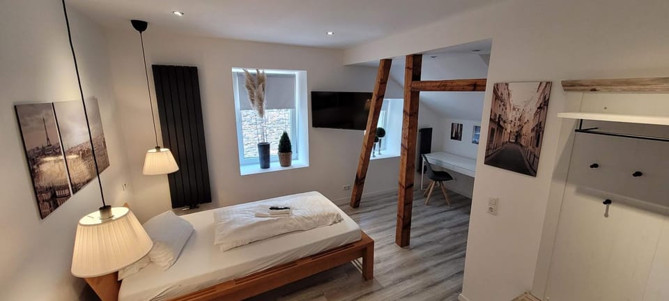 Bed, TV and multimedia, Photo of the whole room, Bedroom