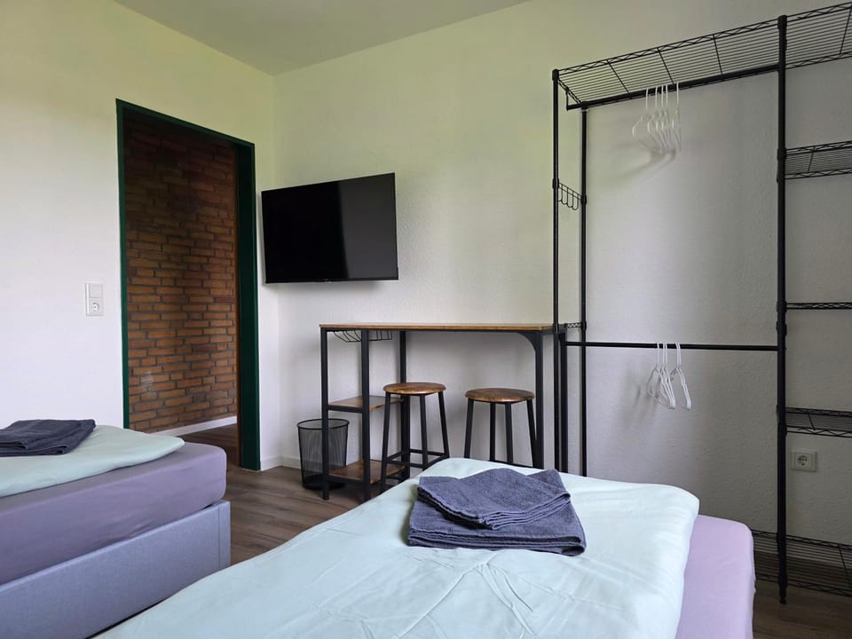 Bed, TV and multimedia, Photo of the whole room, Seating area, Bedroom, storage, wardrobe