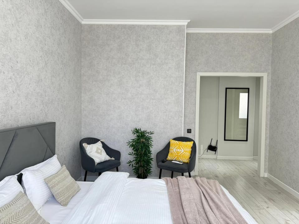 Property building, Facade/entrance, Bed, Living room, Photo of the whole room, Seating area, Bedroom, Location