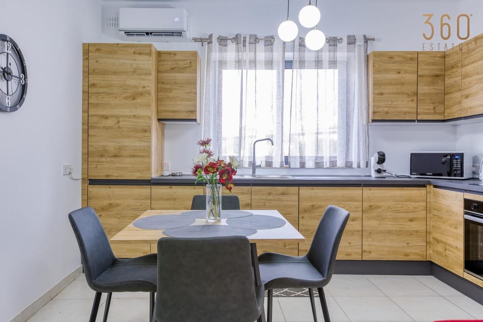 Kitchen or kitchenette, Living room, Seating area, Dining area, minibar, oven, stove, toaster, air conditioner