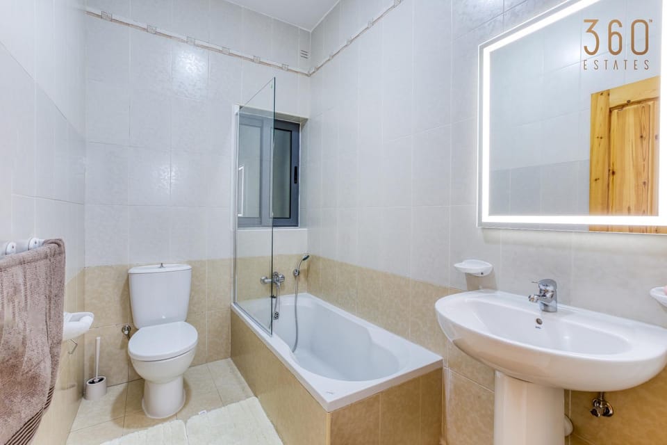 Shower, Toilet, Bathroom, Bath, bidet, towels