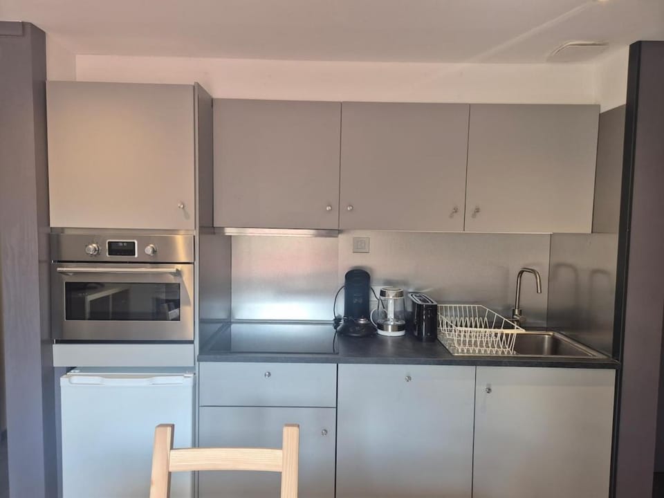 Kitchen or kitchenette, microwave, oven