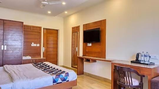 Bed, TV and multimedia, Photo of the whole room, wardrobe