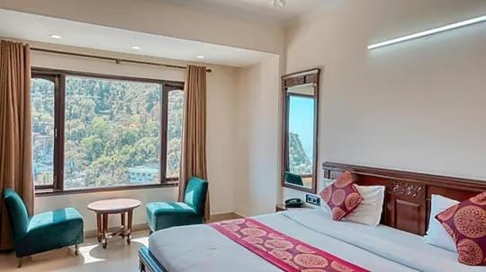 Bed, Natural landscape, Photo of the whole room, Seating area, Bedroom
