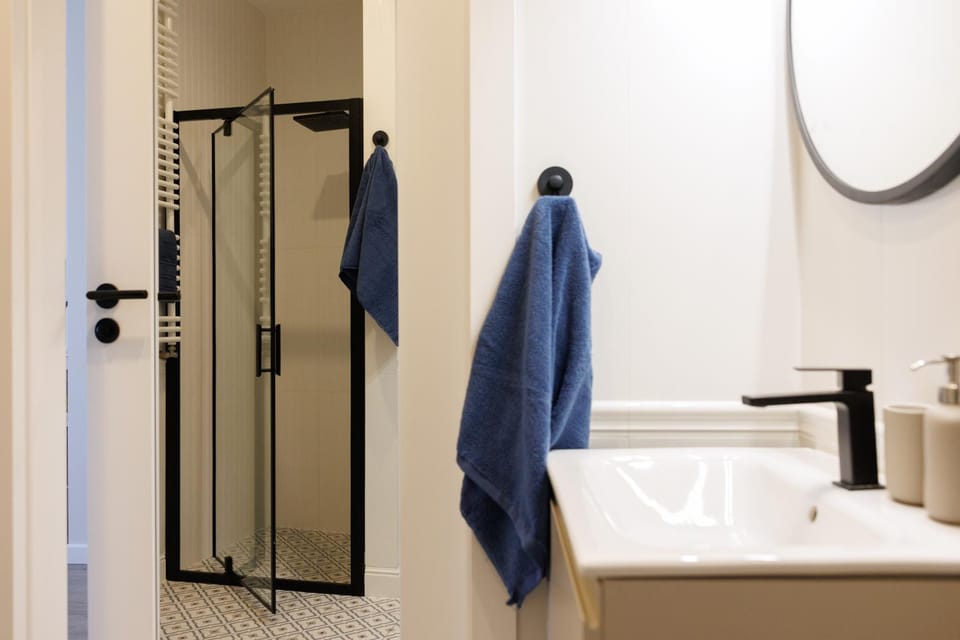 Shower, Toilet, towels