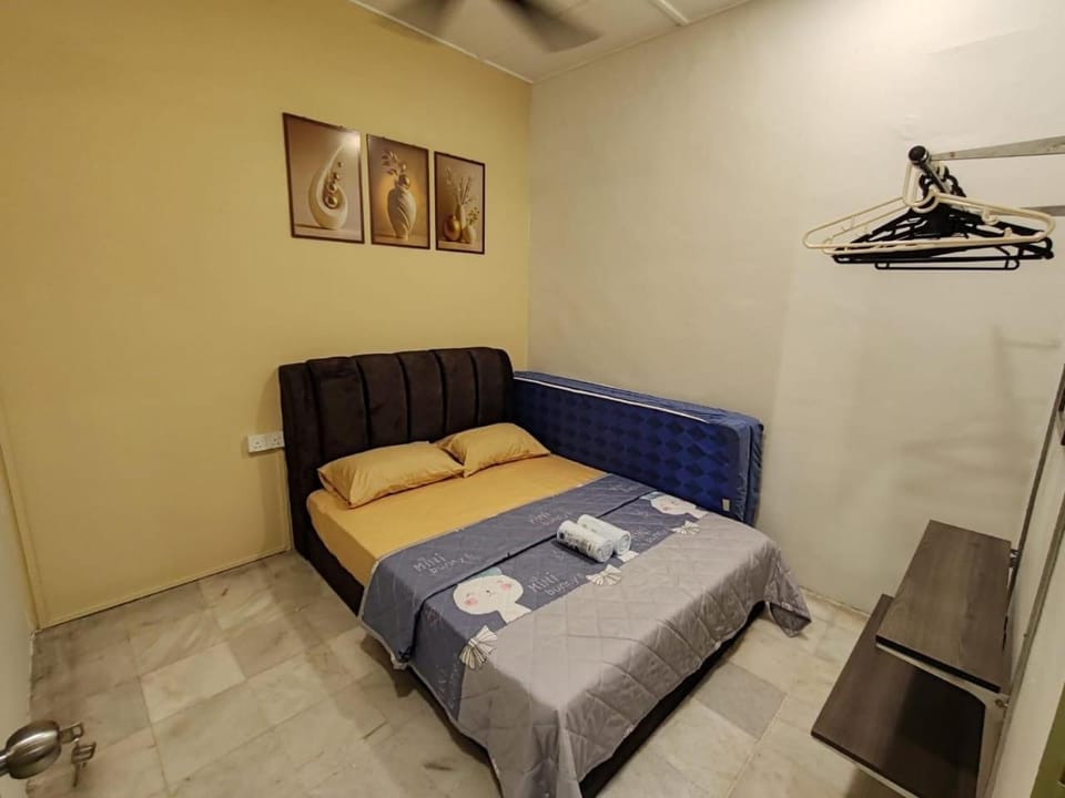 Bed, Bedroom, towels, air conditioner