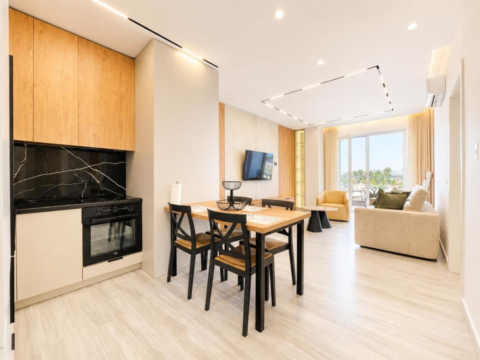 Kitchen or kitchenette, Living room, Seating area, Dining area